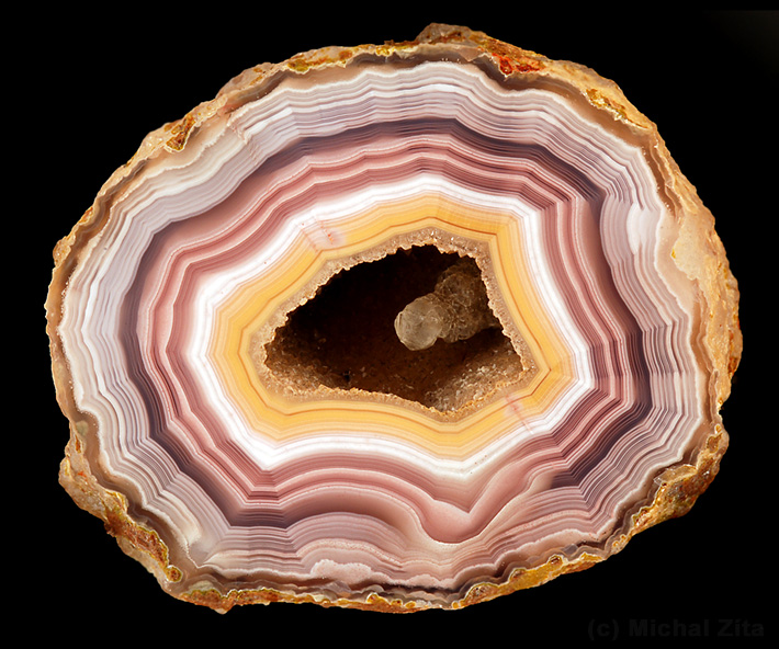 Fortification agate with geode in the middle from Ojo Laguna, Mexico