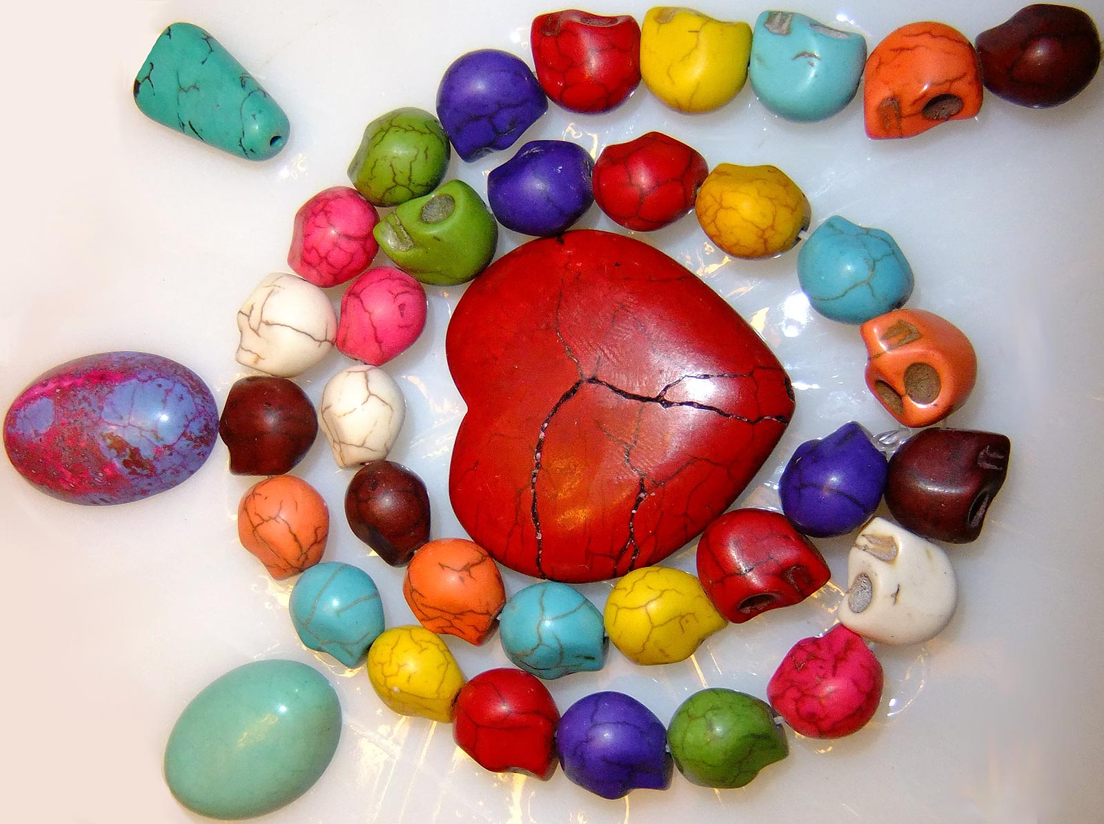 Dyed magnesite beds