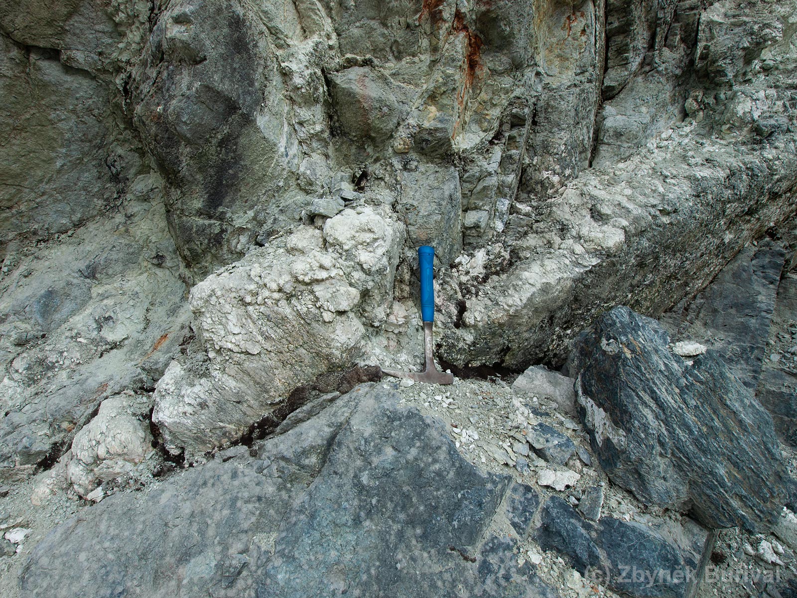 White vein of magnesite in the serpentinite rocks from Bernartice quarry, Czech Republic