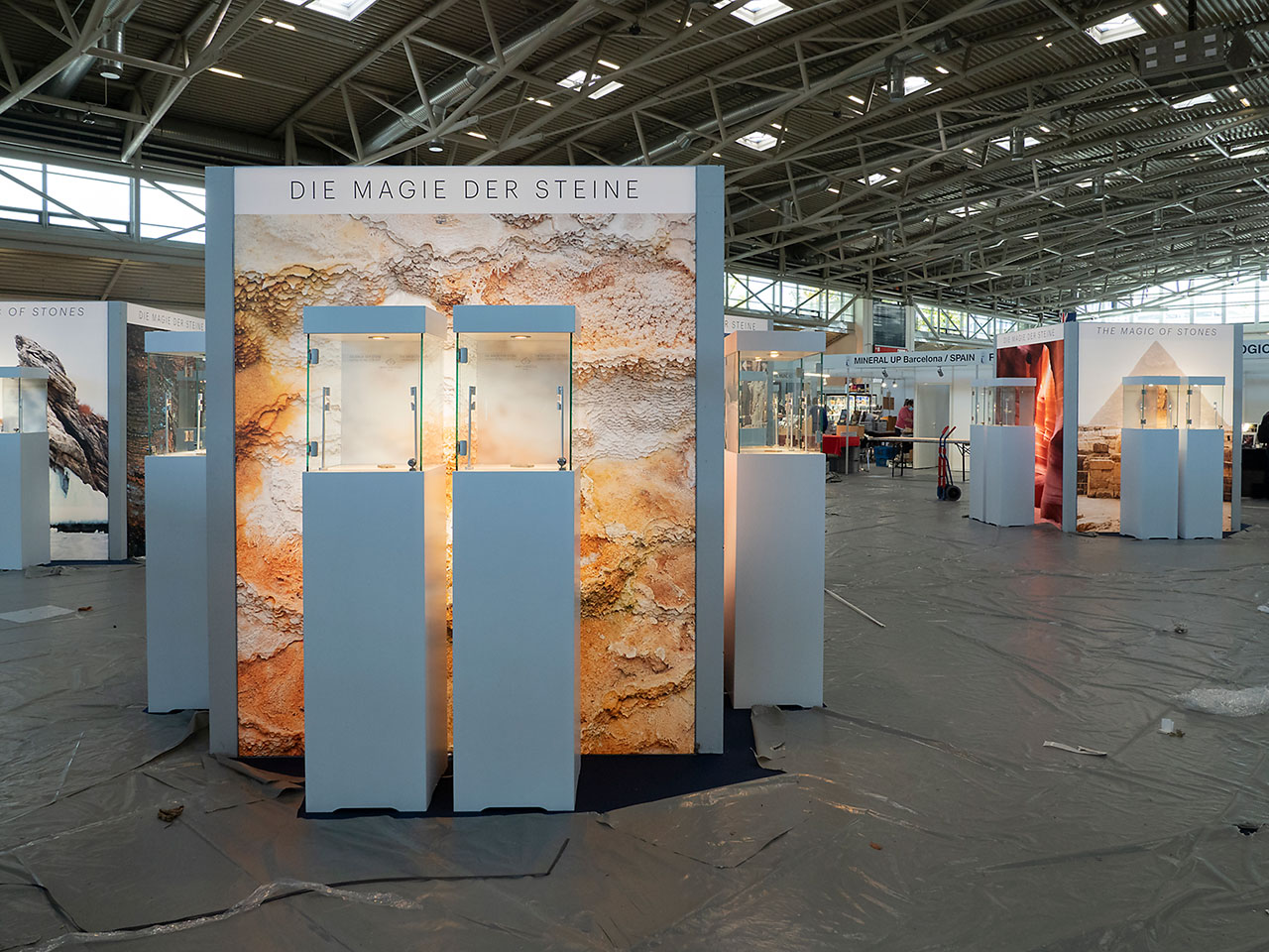 The mineral show exhibition was still not ready until the Thursday evening
