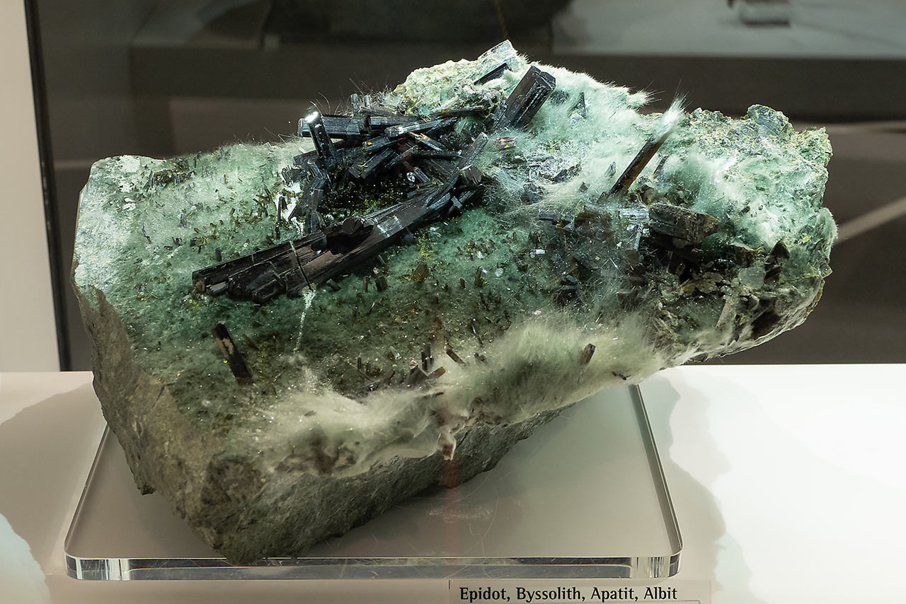 Huge mineral specimen with the actinolite asbest (byssolite), epidote and minor apatite and albite from the Knapennwand, Austria