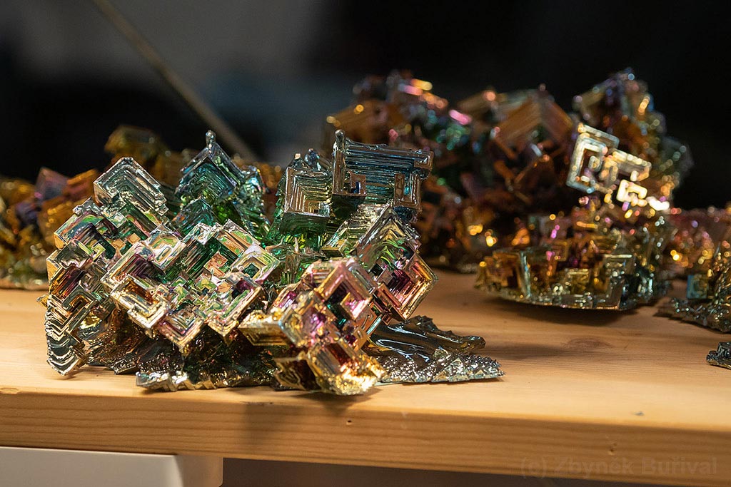Synthetic lab-grown skeletal crystals of bismuth