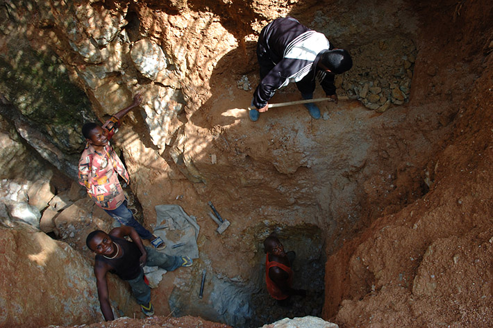 Artisanal metal mining in Kailo, Congo