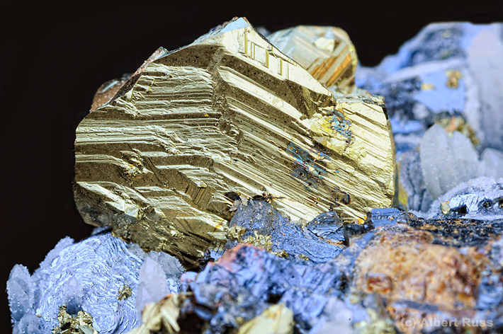 Twinned crystal of chalcopyrite from Hodruša-Hámre, Slovakia