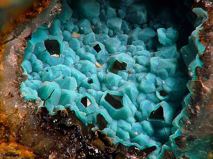 Blue chrysocolla coatings on quartz crystals from Studenec in Czech Republic