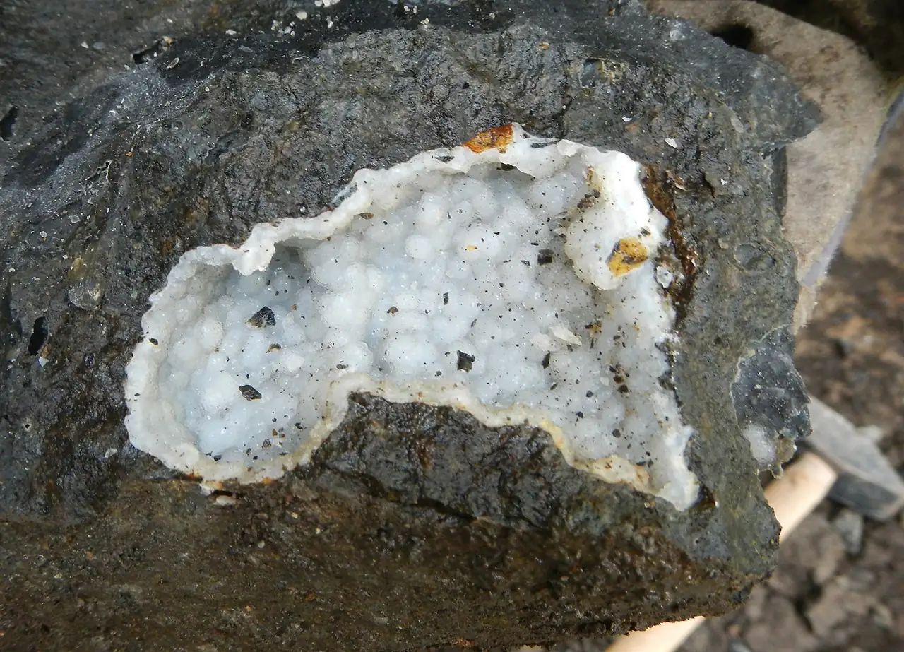 Nice thomsonite specimen with white crystalline balls in the volcanic vesicle