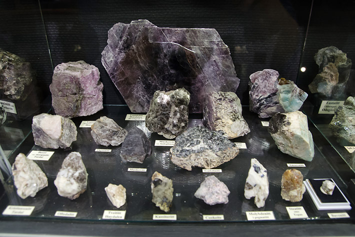 Various minerals from the hybrid LCT-NYF pegmatite in Hoydalen