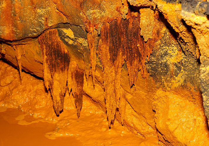 Iron ochres in the abandoned underground mine