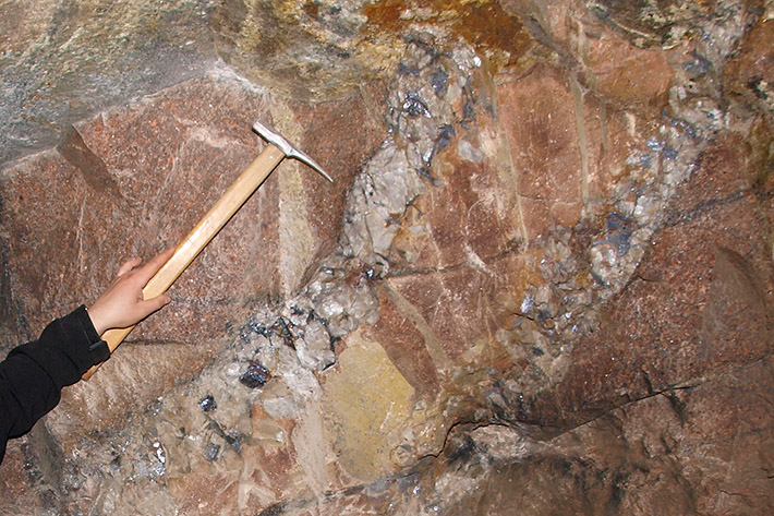 Quartz vein with molybdenite cross-cutting granitoid rocks in 5.květen adit in Vrchoslav, Czech Republic