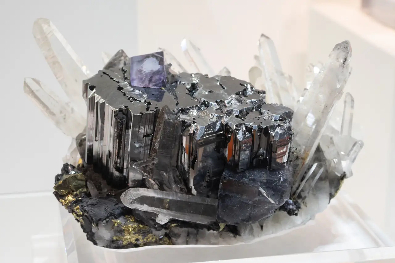 Big bournonite crystal with fluorite and quartz from Yaogangxian Mine, Hunan province, China.