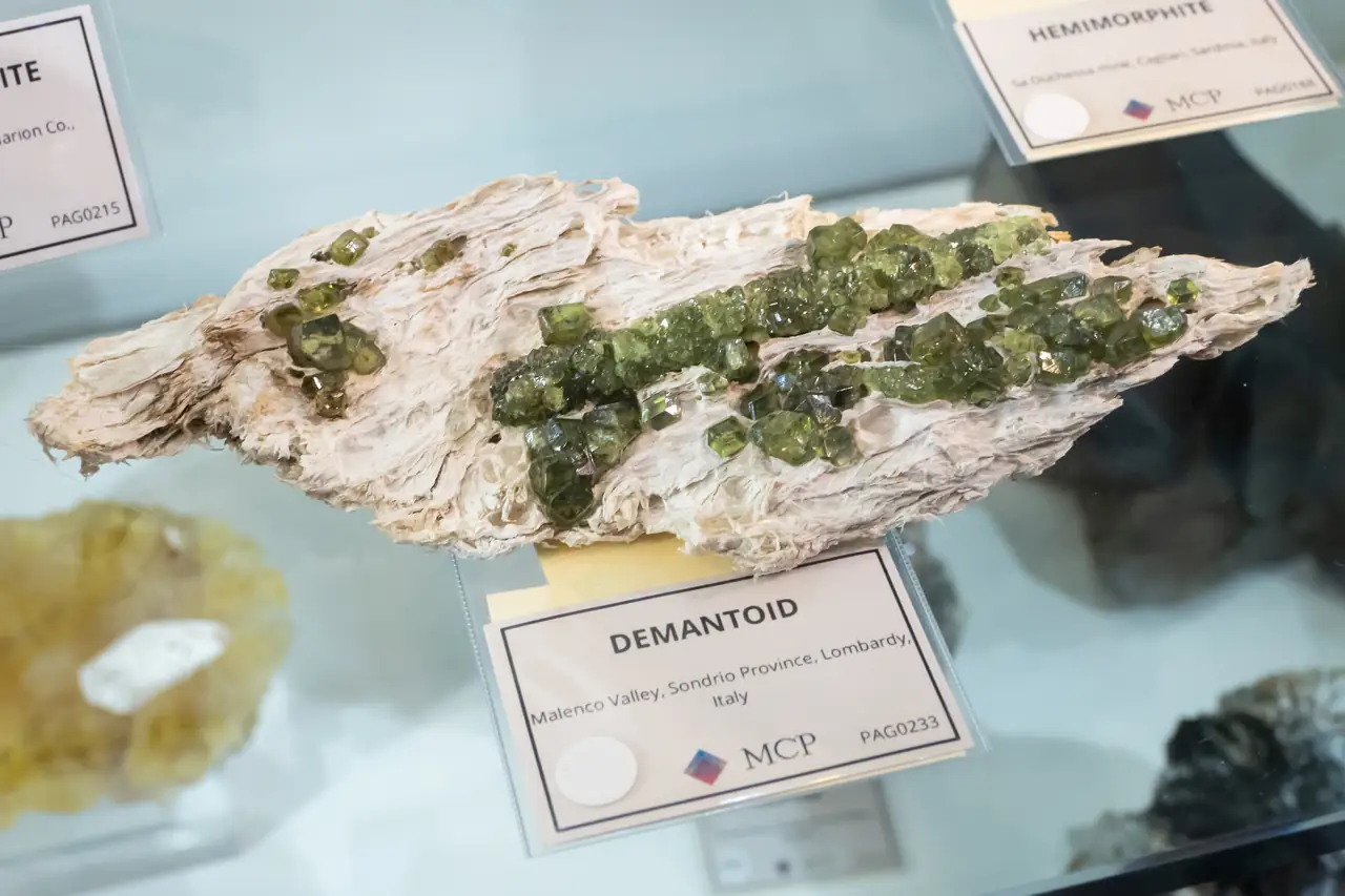 Green demantoid crystals in pale chrysotile asbestos fibres from Val Malenco, Italy