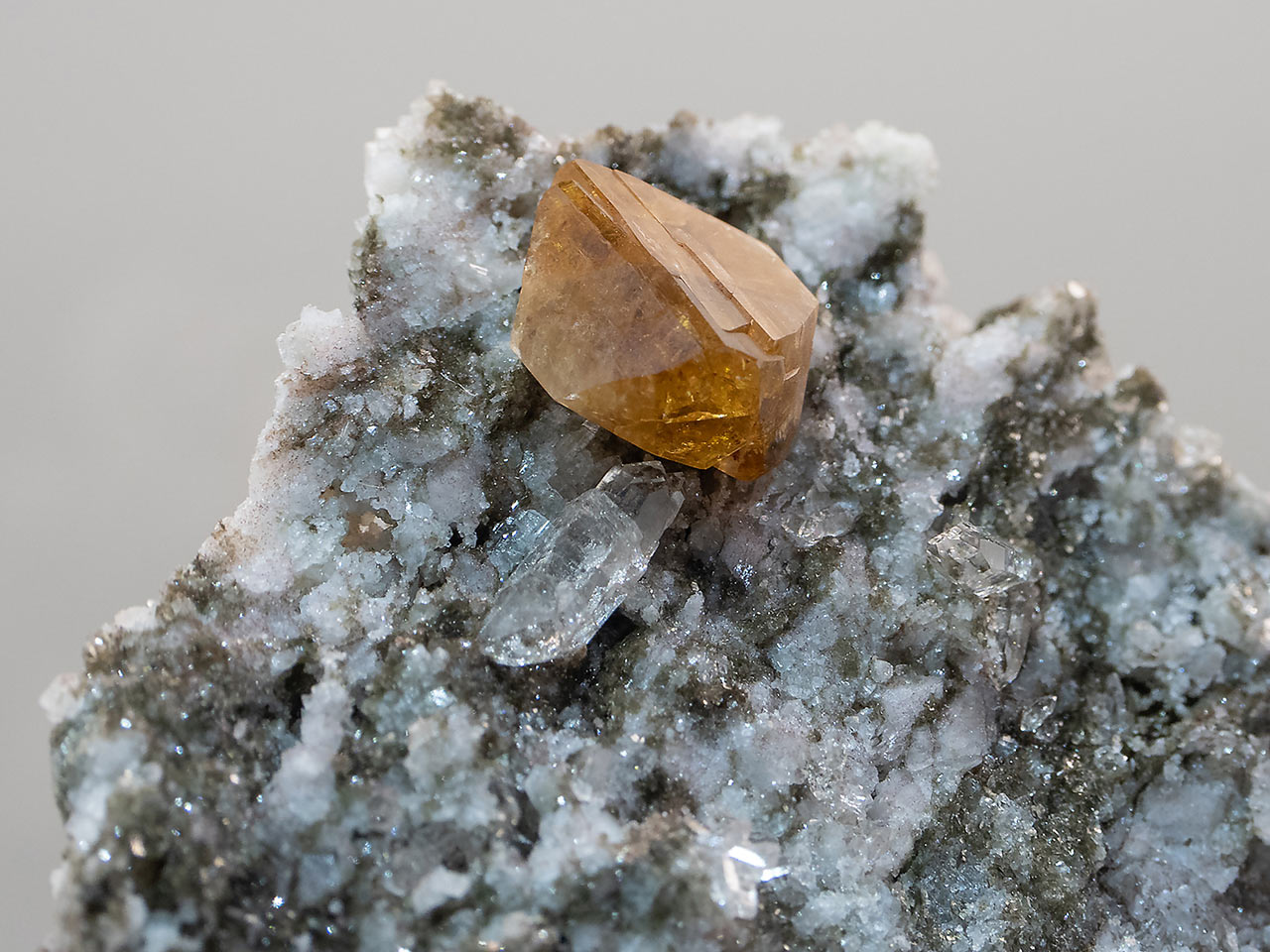 Crystal of very rare kainosite on quartz from the Obersulzbachtal, Hohe Tauern, Austria