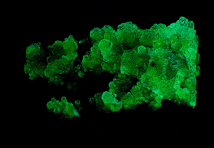 Hyalite opal fluorescence in the UV light