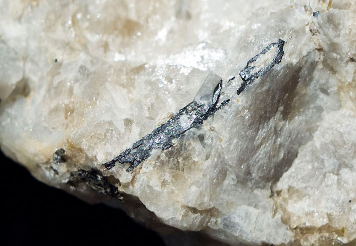 Needle of niobian rutile (ilmenorutile) in feldspar from pegmatite Vezna I, Czech Republic