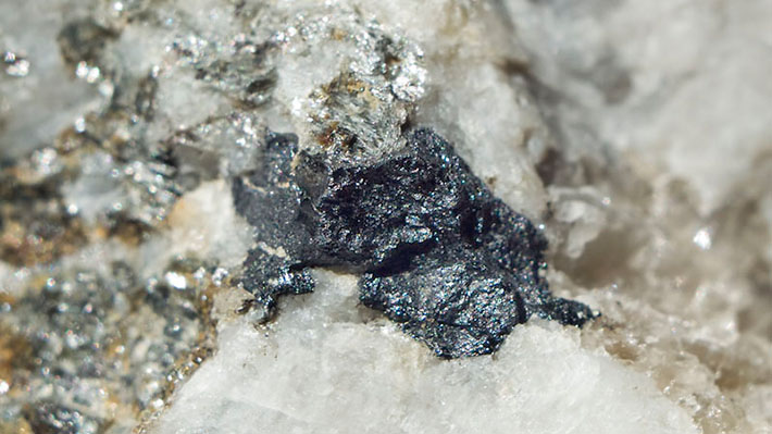 Niobian rutile (ilmenorutile) in feldspar from pegmatite Vezna, Czech Republic