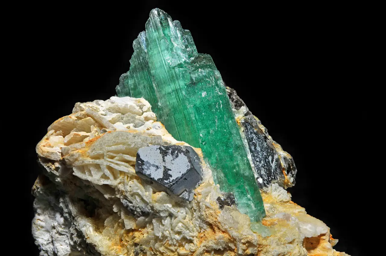 Dark green spodumene (var. hiddenite) with quartz and albite from Paprok, Nuristan, Afghanistan