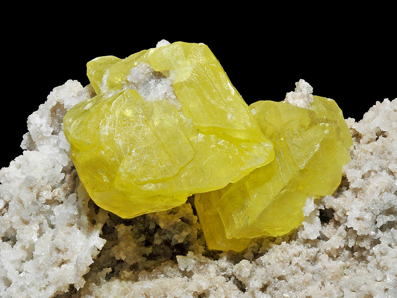 Yellow crystals of native sulphur on pale celestine from Machów Mine, Tarnobrzeg, Poland