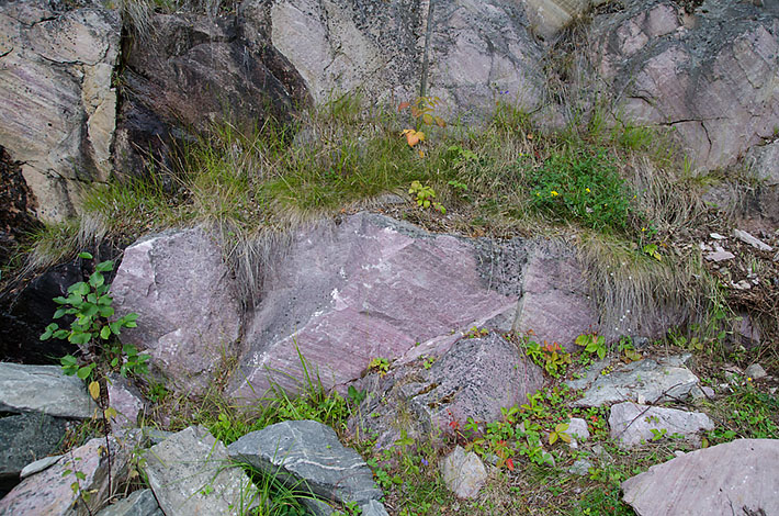 Outcrop of pink rocks in the thulite quarry