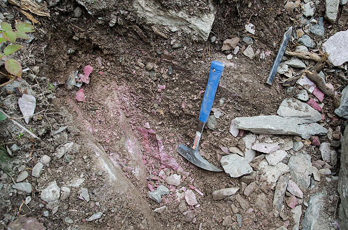 Collecting thulite from outcrop