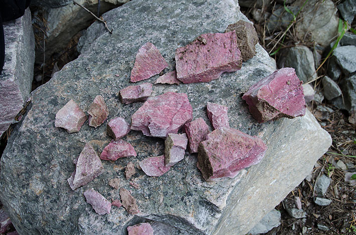 thulite mineral specimens