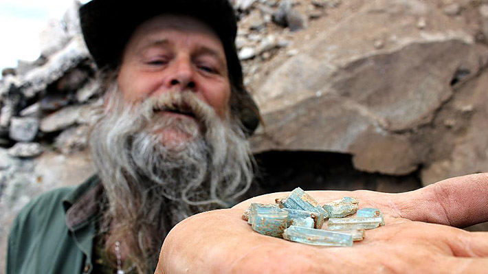 Dwayne Hall with aquamarine crystals in the Prospectors show