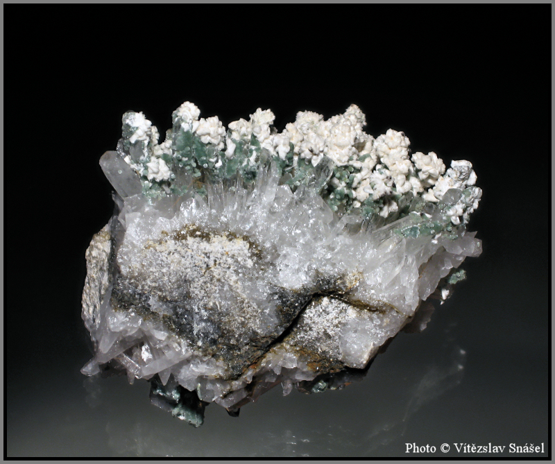 Quartz, Pumpellyite-(Mg), Albite