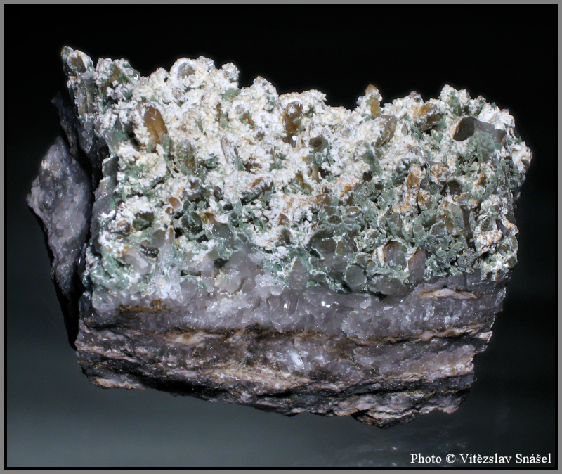 Quartz, Pumpellyite-(Mg), Albite, Quartz (var. Smoky)