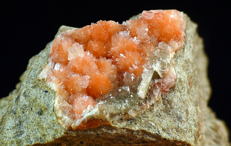 Natrolite, Calcite