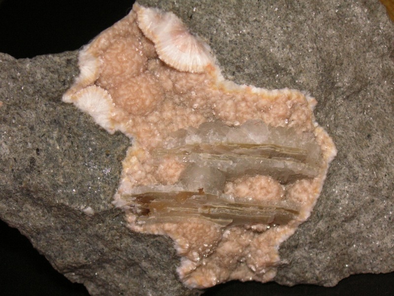 Natrolite, Calcite