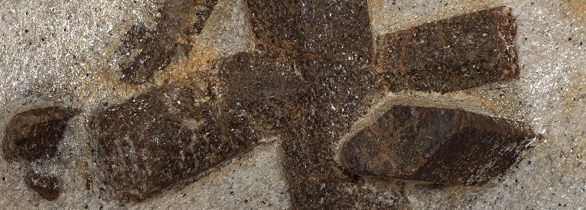 Staurolite – Mineral Properties, Photos and Occurrence