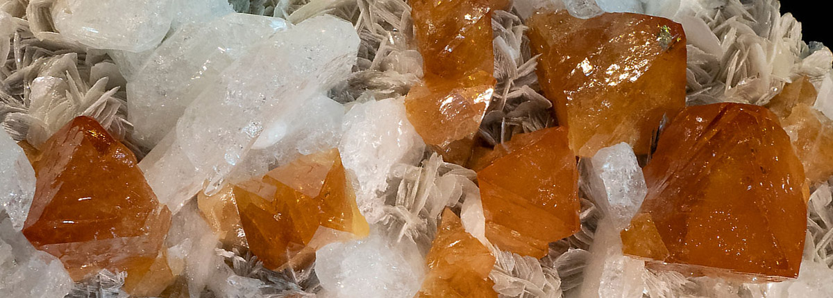Scheelite – Mineral Properties, Photos and Occurrence