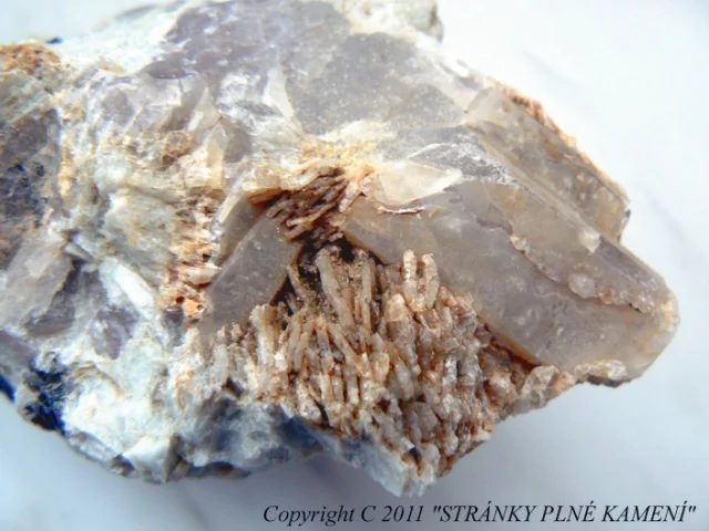 Albite (var. cleavelandite), Quartz (var. smoky)