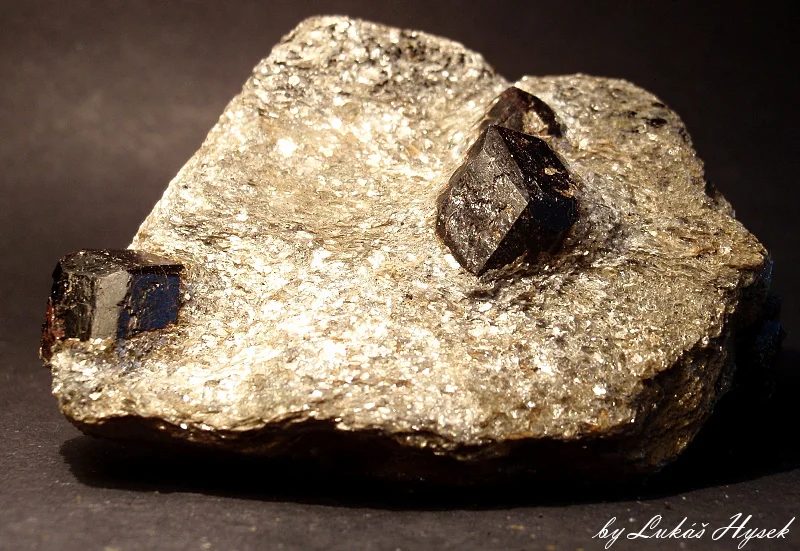Mineral photo of Almandine from locality Zlatý Chlum, Czech Republic