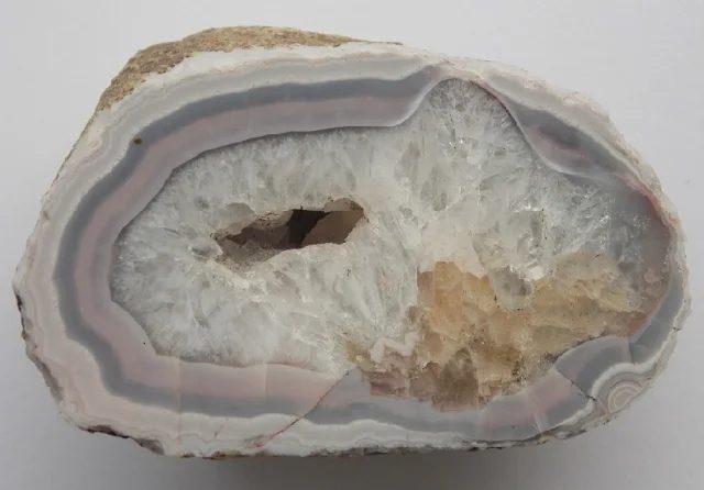 Mineral photo of Agate from locality Frýdštejn, Czech Republic