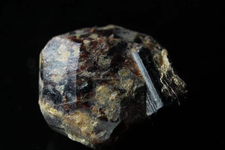 Almandine, Schorl