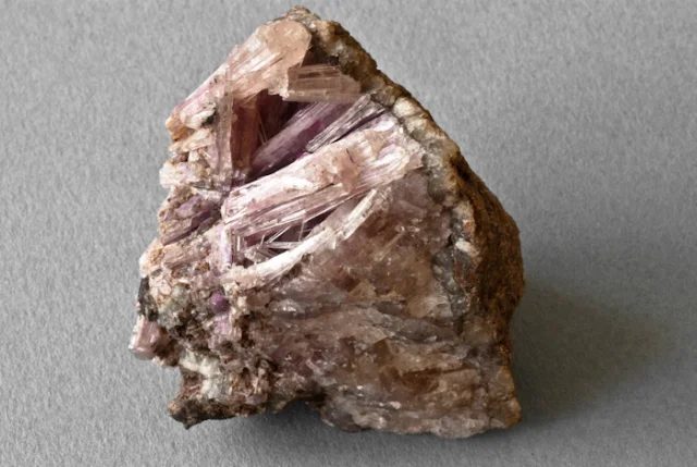 Mineral photo of Aragonite from locality Všechlapy, Czech Republic