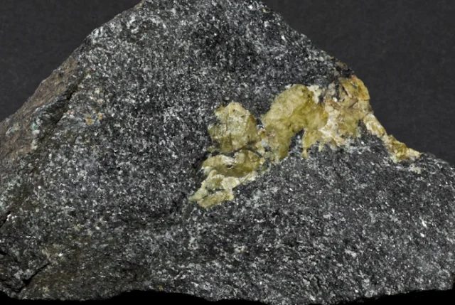Mineral photo of Titanite from locality lom Mastná Bába, Czech Republic