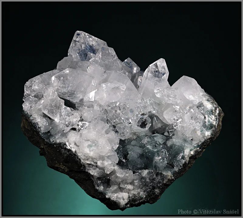 Mineral photo of Apophyllite, Prehnite from locality Poonah, India