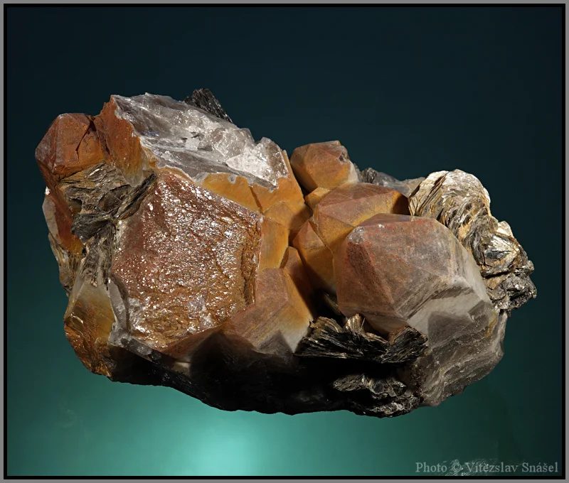 Mineral photo of Quartz, Zinnwaldite from locality Cínovec, Czech Republic