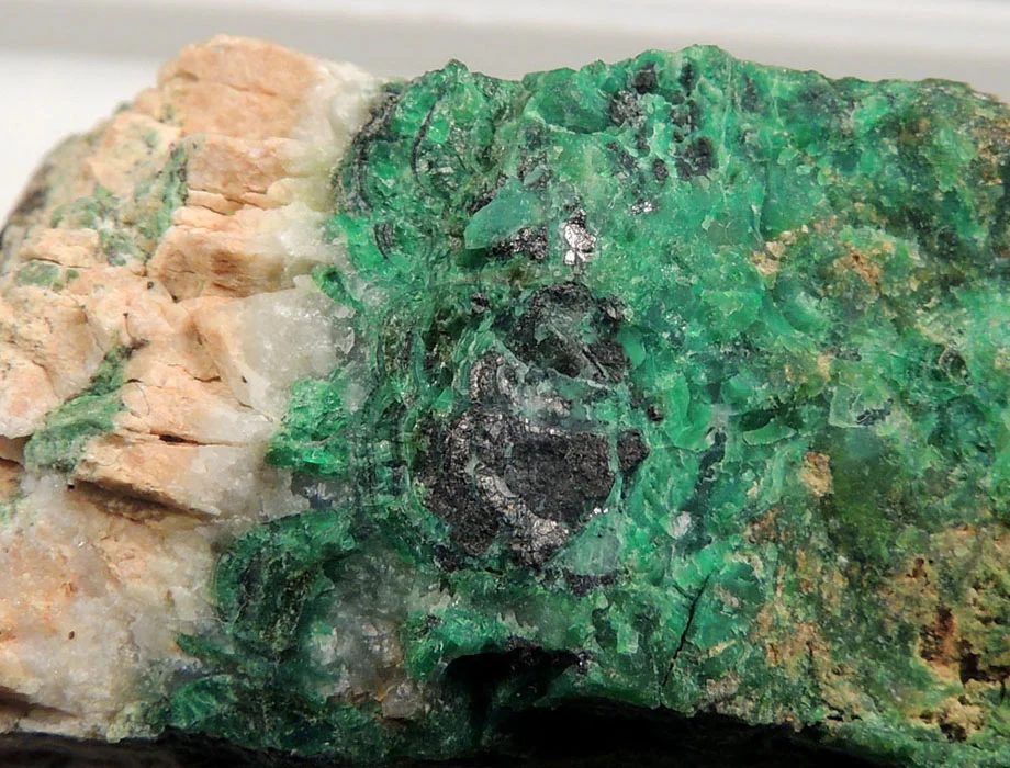 Falcondoite, Krutovite
