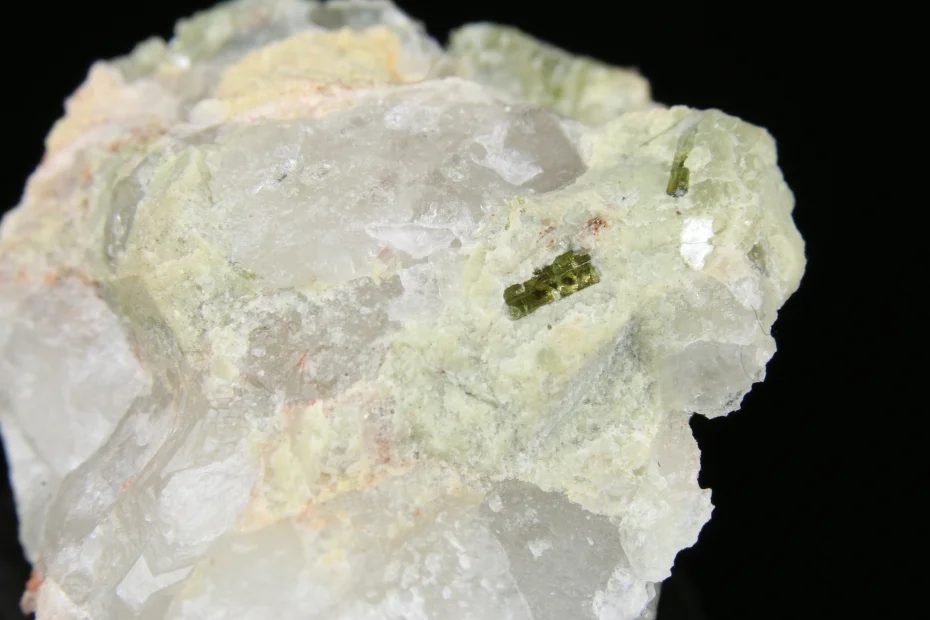 Elbaite (var. verdelite), Quartz