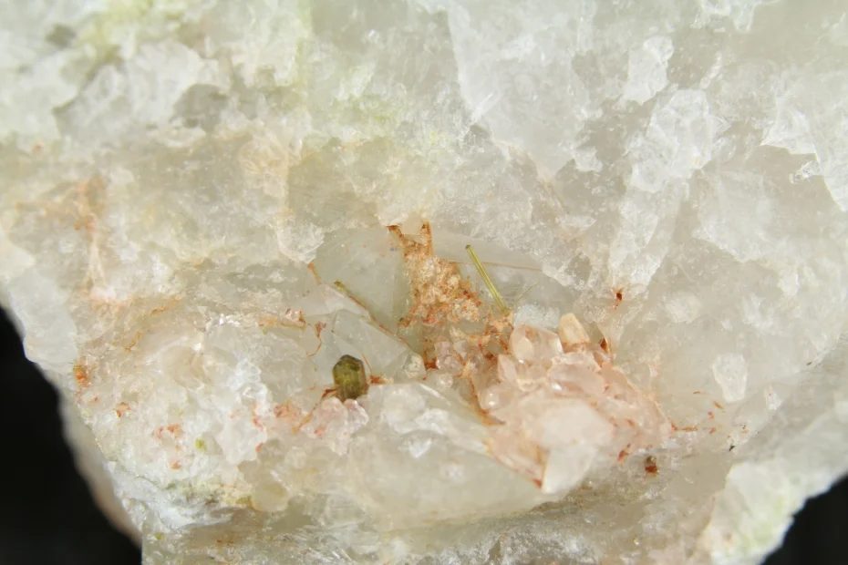 Elbaite (var. verdelite), Quartz