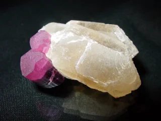 Mineral photo of Elbaite (var. rubellite) from locality Momeik, Myanmar