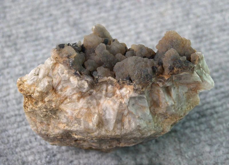 Mineral photo of Quartz (var. chalcedony) from locality Hostákov, Czech Republic