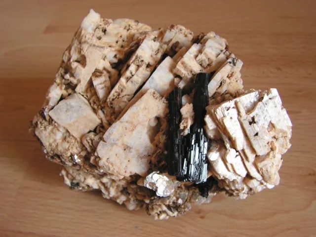 Albite, Schorl