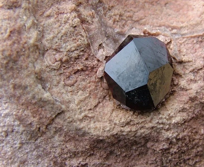 Mineral photo of Almandine from locality Garnet Hill, United States of America