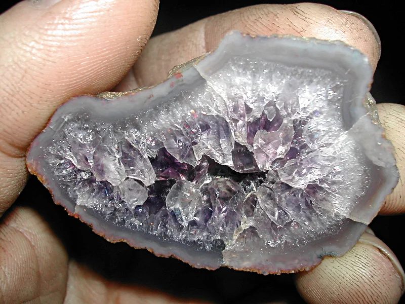 Mineral photo of Agate, Quartz (var. amethyst) from locality Morcinov, Czech Republic