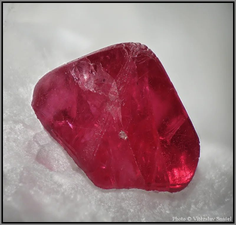 Mineral photo of Spinel from locality Mogok, Myanmar