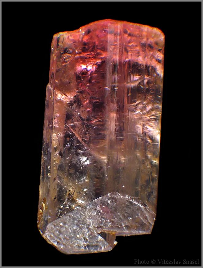 Mineral photo of Elbaite (var. rubellite) from locality Řečice, Czech Republic