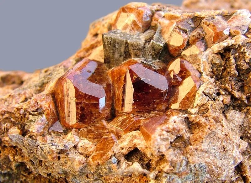 Mineral photo of Grossular (var. hessonite) from locality Vycpálkův lom, Vápenná, Czech Republic